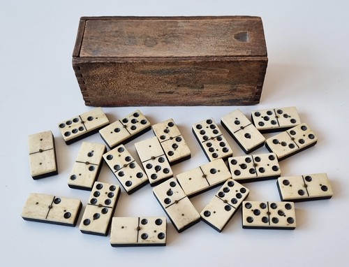 Tolles antikes domino - antikes, domino-spiel