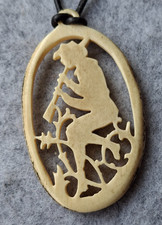 Alter Anhänger aus Bein, oval