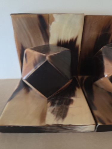 Zwei buchstützen aus holz - aus, mit